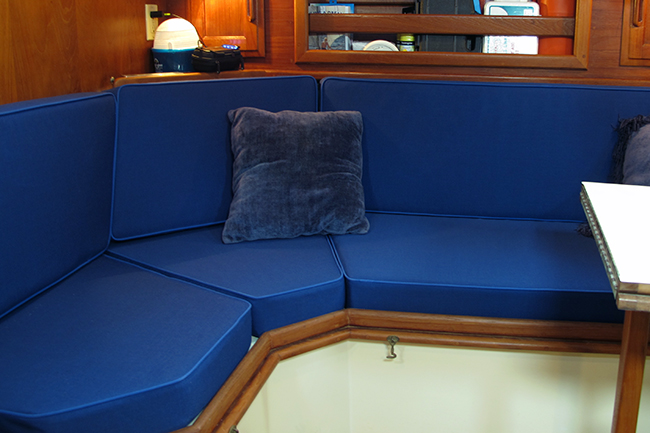 https://www.thecanvasworks.com/wp-content/uploads/2015/01/Cushion-angle-boat2.jpg